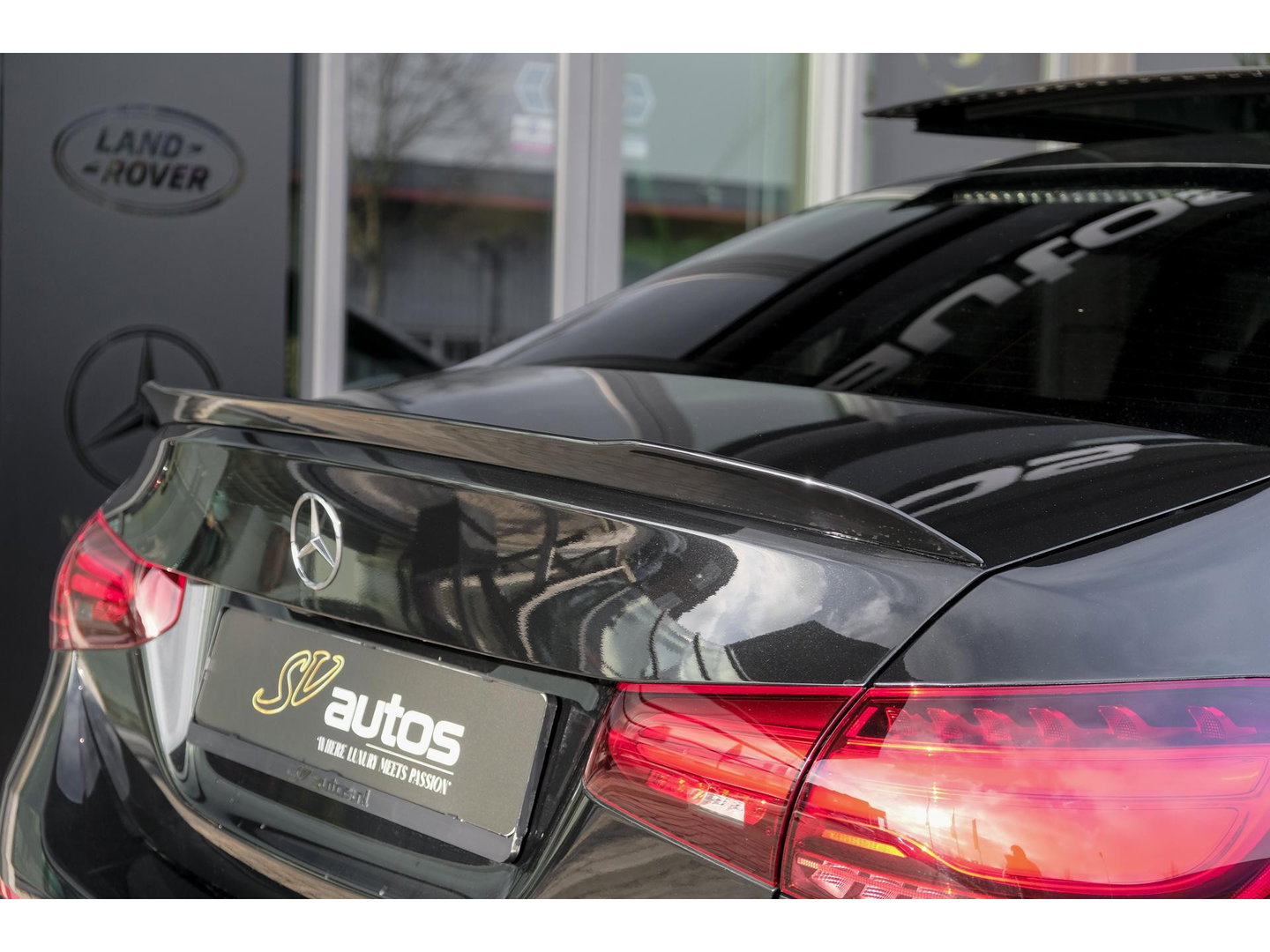 Mercedes-Benz A-Klasse A250e AMG 218pk Hybrid Panoramadak *SOH 96%* Night pakket Widescreen Sfeerverlichting 19" LMV NLauto