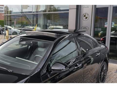 Mercedes-Benz A-Klasse A250e AMG 218pk Hybrid Panoramadak *SOH 96%* Night pakket Widescreen Sfeerverlichting 19" LMV NLauto