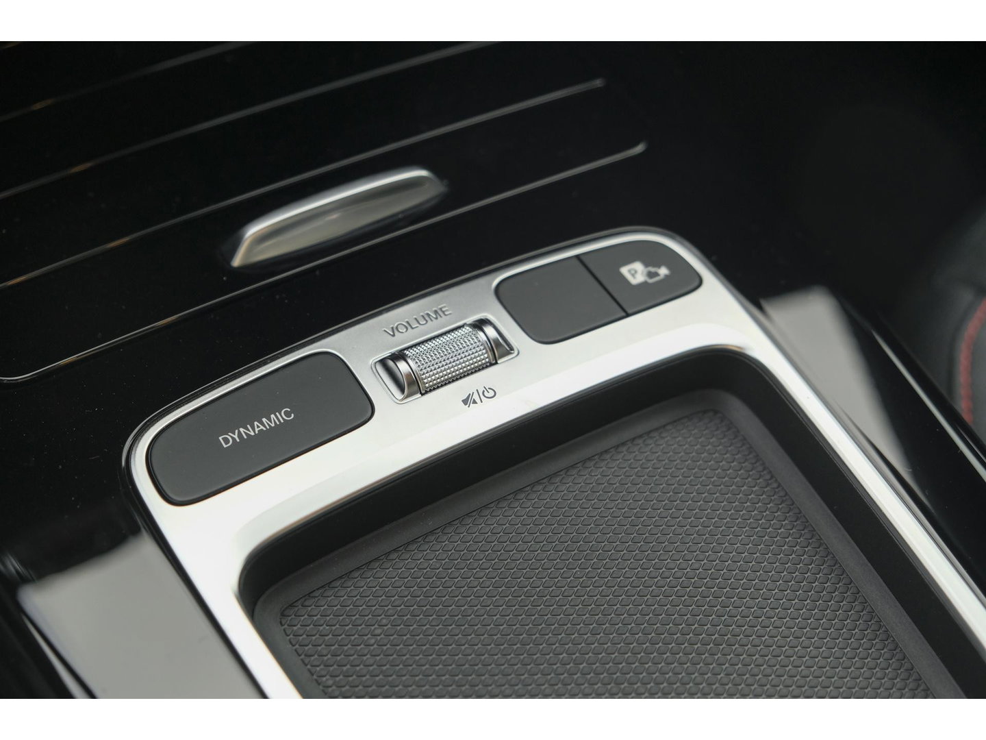 Mercedes-Benz A-Klasse A250e AMG 218pk Hybrid Panoramadak *SOH 96%* Night pakket Widescreen Sfeerverlichting 19" LMV NLauto