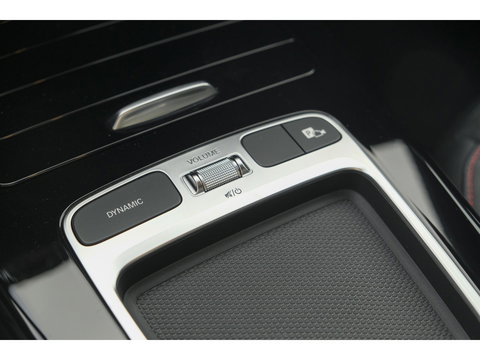Mercedes-Benz A-Klasse A250e AMG 218pk Hybrid Panoramadak *SOH 96%* Night pakket Widescreen Sfeerverlichting 19" LMV NLauto