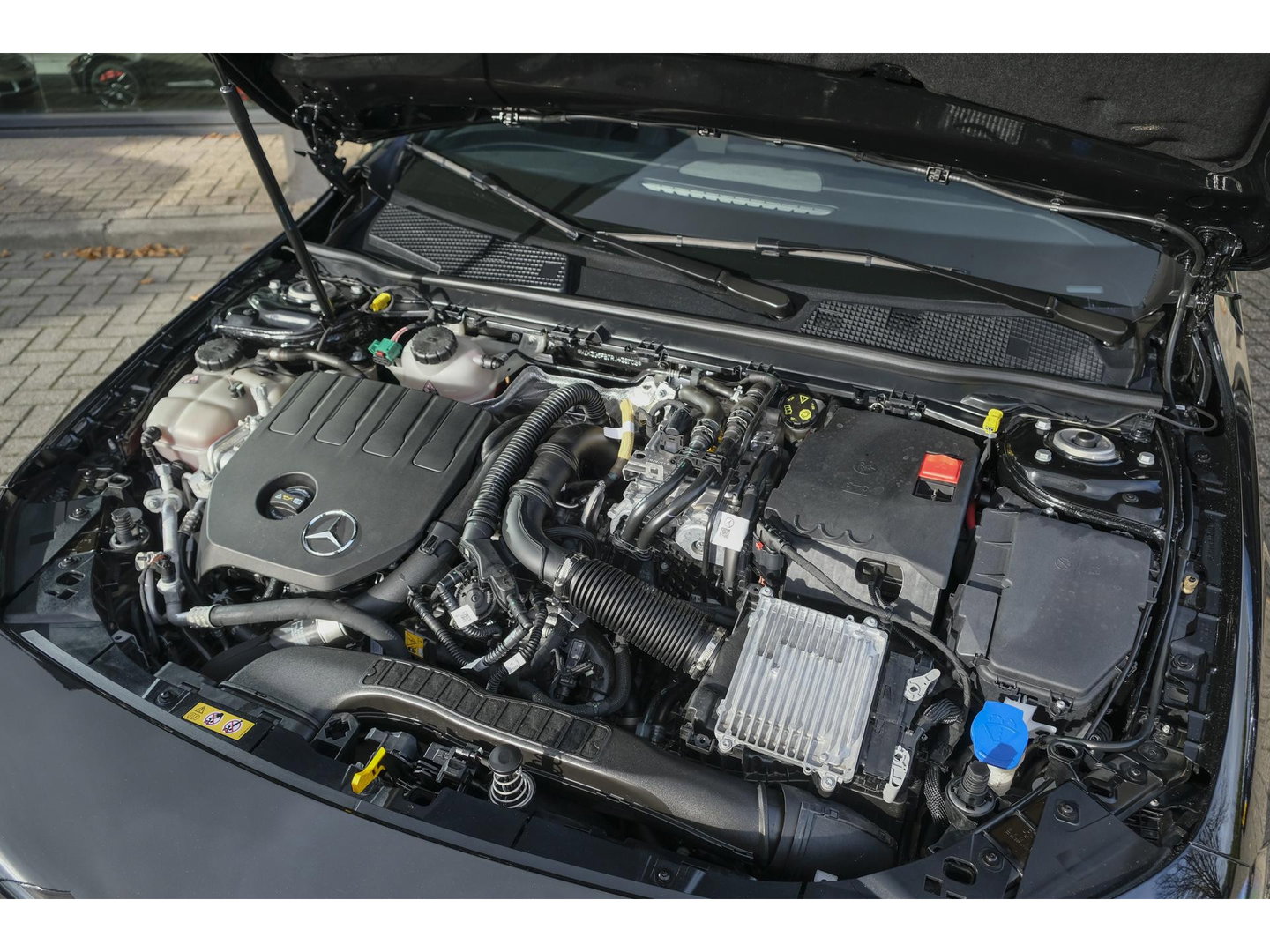 Mercedes-Benz A-Klasse A250e AMG 218pk Hybrid Panoramadak *SOH 96%* Night pakket Widescreen Sfeerverlichting 19" LMV NLauto