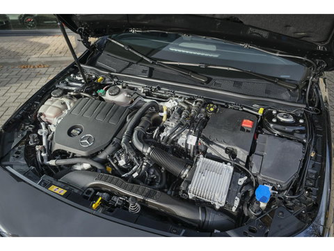 Mercedes-Benz A-Klasse A250e AMG 218pk Hybrid Panoramadak *SOH 96%* Night pakket Widescreen Sfeerverlichting 19" LMV NLauto