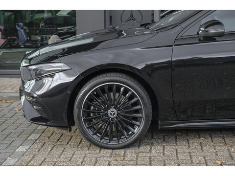 Mercedes-Benz A-Klasse A250e AMG 218pk Hybrid Panoramadak *SOH 96%* Night pakket Widescreen Sfeerverlichting 19" LMV NLauto