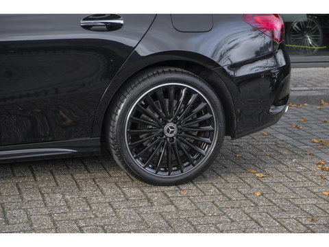 Mercedes-Benz A-Klasse A250e AMG 218pk Hybrid Panoramadak *SOH 96%* Night pakket Widescreen Sfeerverlichting 19" LMV NLauto