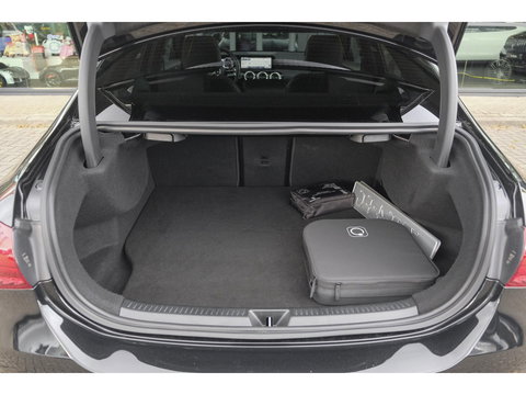Mercedes-Benz A-Klasse A250e AMG 218pk Hybrid Panoramadak *SOH 96%* Night pakket Widescreen Sfeerverlichting 19" LMV NLauto