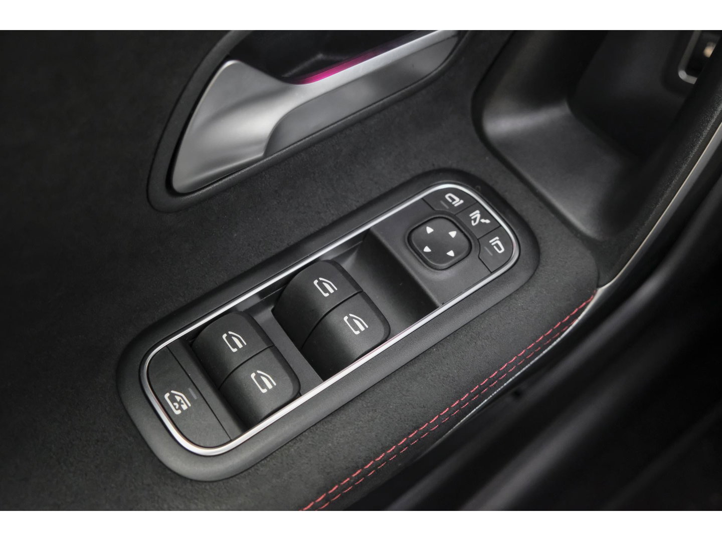 Mercedes-Benz A-Klasse A250e AMG 218pk Hybrid Panoramadak *SOH 96%* Night pakket Widescreen Sfeerverlichting 19" LMV NLauto