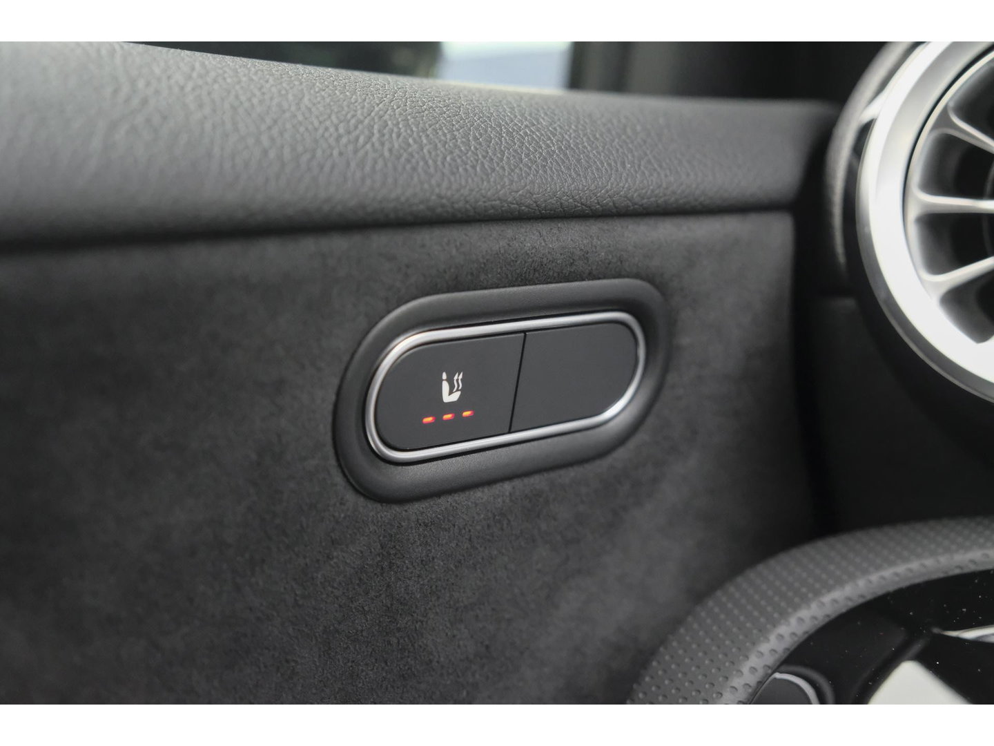 Mercedes-Benz A-Klasse A250e AMG 218pk Hybrid Panoramadak *SOH 96%* Night pakket Widescreen Sfeerverlichting 19" LMV NLauto