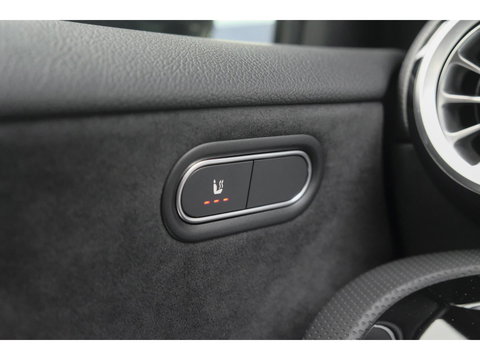 Mercedes-Benz A-Klasse A250e AMG 218pk Hybrid Panoramadak *SOH 96%* Night pakket Widescreen Sfeerverlichting 19" LMV NLauto