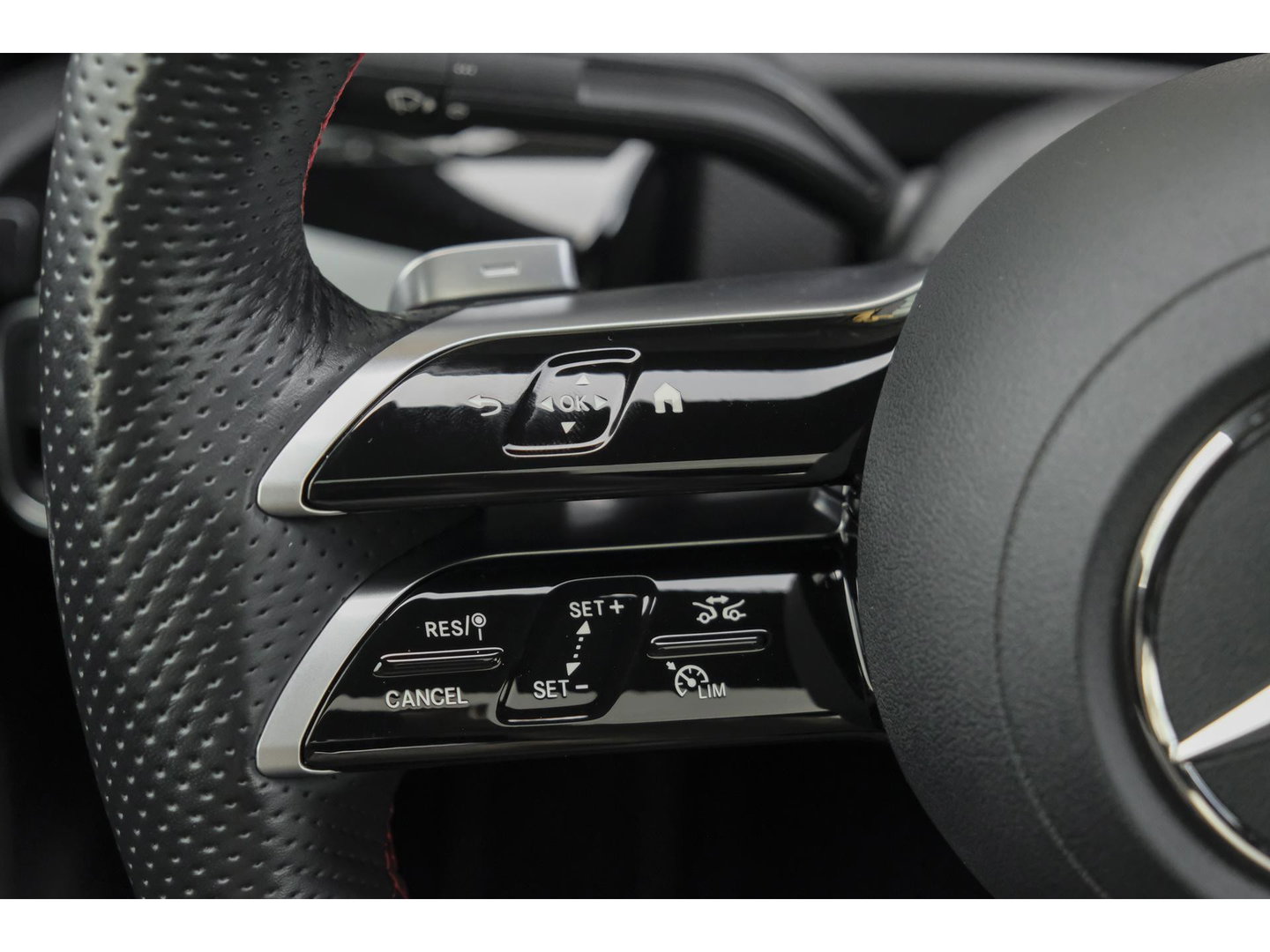 Mercedes-Benz A-Klasse A250e AMG 218pk Hybrid Panoramadak *SOH 96%* Night pakket Widescreen Sfeerverlichting 19" LMV NLauto