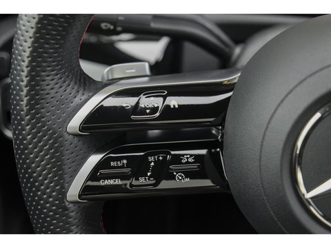 Mercedes-Benz A-Klasse A250e AMG 218pk Hybrid Panoramadak *SOH 96%* Night pakket Widescreen Sfeerverlichting 19" LMV NLauto