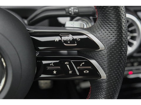 Mercedes-Benz A-Klasse A250e AMG 218pk Hybrid Panoramadak *SOH 96%* Night pakket Widescreen Sfeerverlichting 19" LMV NLauto