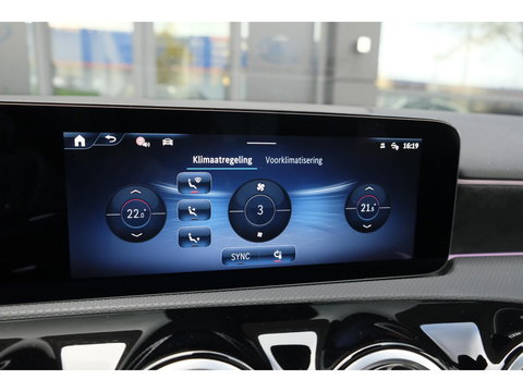 Mercedes-Benz A-Klasse A250e AMG 218pk Hybrid Panoramadak *SOH 96%* Night pakket Widescreen Sfeerverlichting 19" LMV NLauto