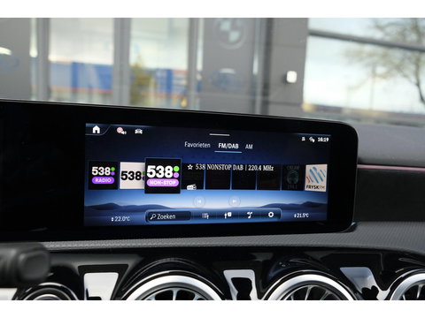 Mercedes-Benz A-Klasse A250e AMG 218pk Hybrid Panoramadak *SOH 96%* Night pakket Widescreen Sfeerverlichting 19" LMV NLauto