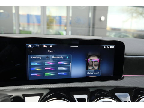 Mercedes-Benz A-Klasse A250e AMG 218pk Hybrid Panoramadak *SOH 96%* Night pakket Widescreen Sfeerverlichting 19" LMV NLauto