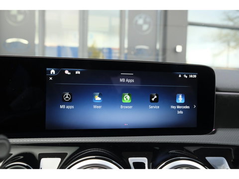 Mercedes-Benz A-Klasse A250e AMG 218pk Hybrid Panoramadak *SOH 96%* Night pakket Widescreen Sfeerverlichting 19" LMV NLauto