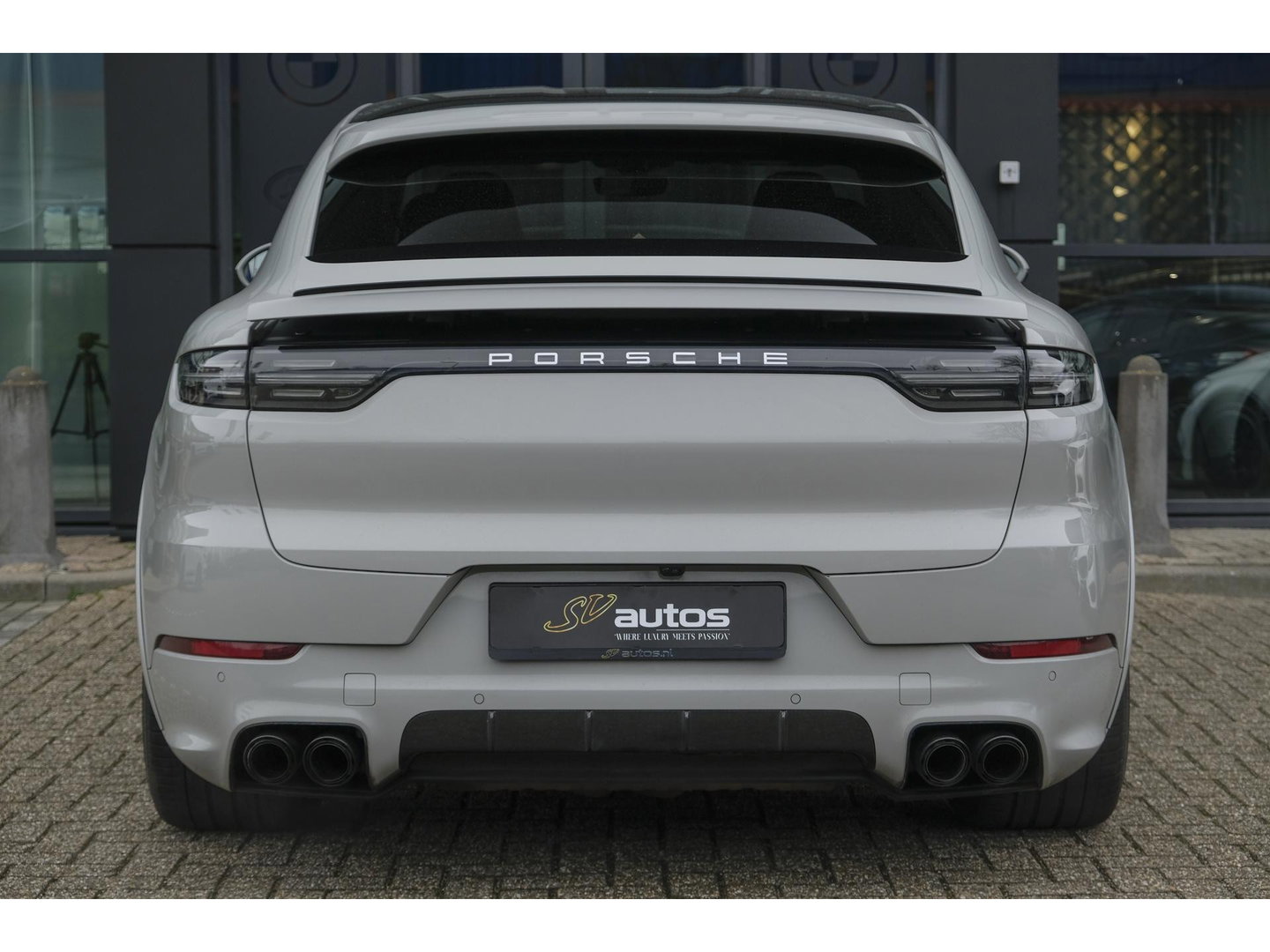 Porsche Cayenne Coupé 3.0 E-Hybrid 462PK Krijtgrijs SportDesign Luchtvering *SOH 82%* Lightweight Package Carbon Dak 4-wielsturing NLauto