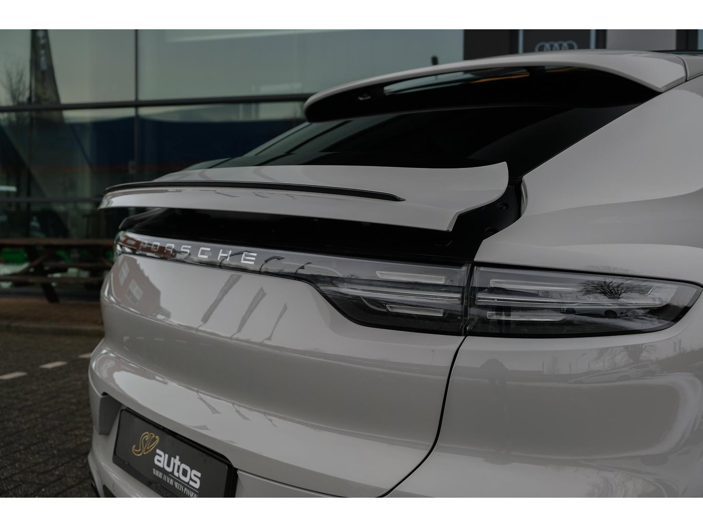 Porsche Cayenne Coupé 3.0 E-Hybrid 462PK Krijtgrijs SportDesign Luchtvering *SOH 82%* Lightweight Package Carbon Dak 4-wielsturing NLauto