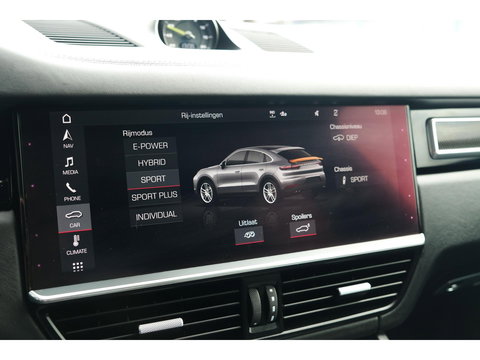 Porsche Cayenne Coupé 3.0 E-Hybrid 462PK Krijtgrijs SportDesign Luchtvering *SOH 82%* Lightweight Package Carbon Dak 4-wielsturing NLauto