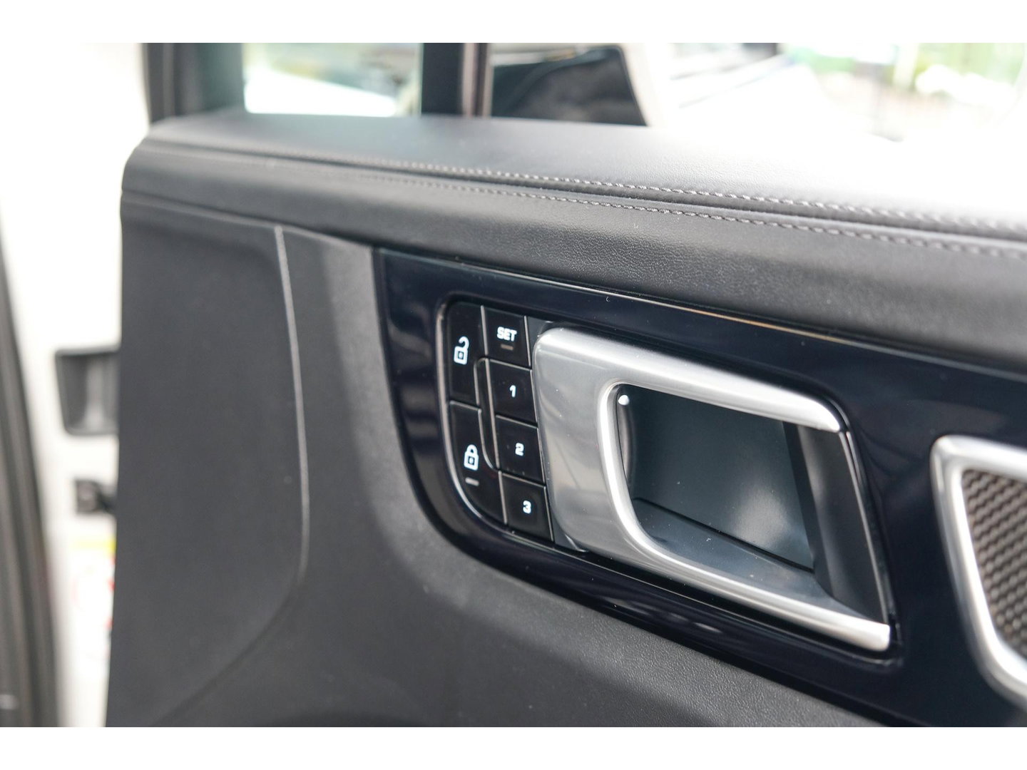 Porsche Cayenne Coupé 3.0 E-Hybrid 462PK Krijtgrijs SportDesign Luchtvering *SOH 82%* Lightweight Package Carbon Dak 4-wielsturing NLauto