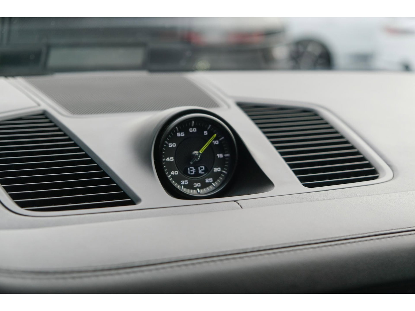 Porsche Cayenne Coupé 3.0 E-Hybrid 462PK Krijtgrijs SportDesign Luchtvering *SOH 82%* Lightweight Package Carbon Dak 4-wielsturing NLauto