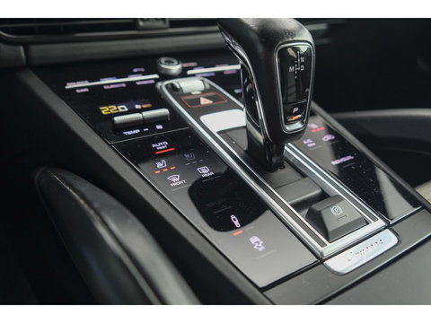 Porsche Cayenne Coupé 3.0 E-Hybrid 462PK Krijtgrijs SportDesign Luchtvering *SOH 82%* Lightweight Package Carbon Dak 4-wielsturing NLauto