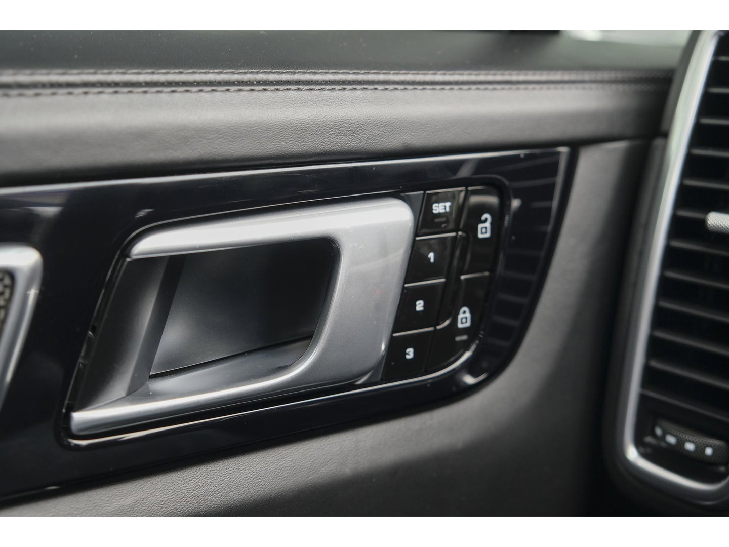 Porsche Cayenne Coupé 3.0 E-Hybrid 462PK Krijtgrijs SportDesign Luchtvering *SOH 82%* Lightweight Package Carbon Dak 4-wielsturing NLauto