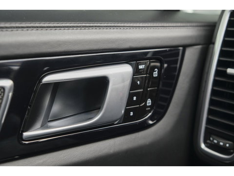 Porsche Cayenne Coupé 3.0 E-Hybrid 462PK Krijtgrijs SportDesign Luchtvering *SOH 82%* Lightweight Package Carbon Dak 4-wielsturing NLauto