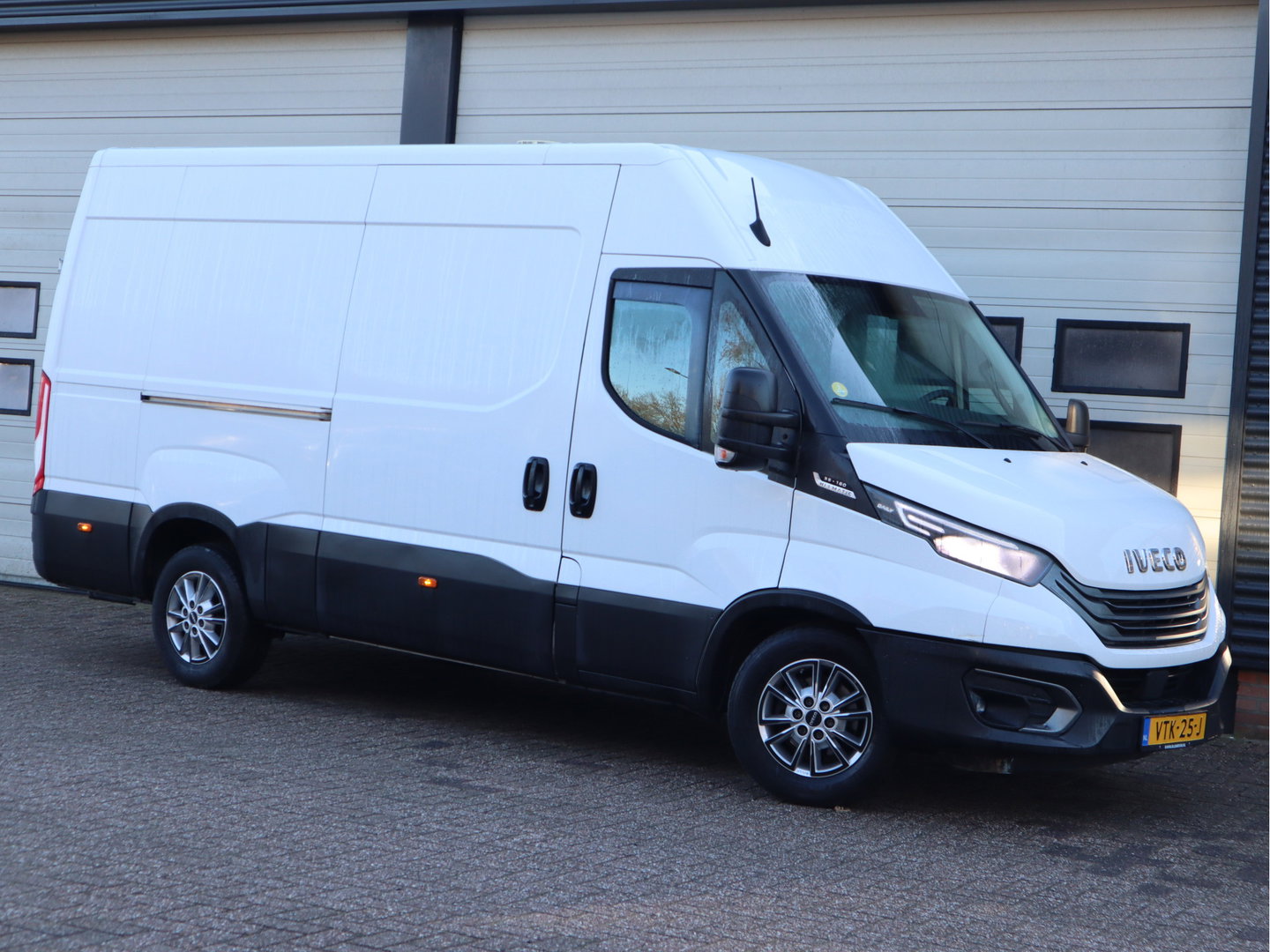 Iveco Daily 35S16 Hi-Matic Euro 6 - Luchtvering - L2H2 - 3.5t KG Trekhaak - LED