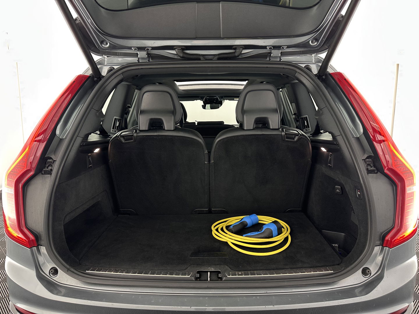 Volvo XC90 2.0 T8 Twin Engine AWD R-Design [ 7-Pers. ] Aut. *PANO | HEAD-UP | LEATHER-MICROFIBRE | FULL-LED | MEMORY-PACK | DIGI-COCKPIT | NAVI-FULLMAP | CARPLAY | ECC | HEATED-COMFORTSEATS | LANE-ASSIST | PDC | TOWBAR | 20"ALU*