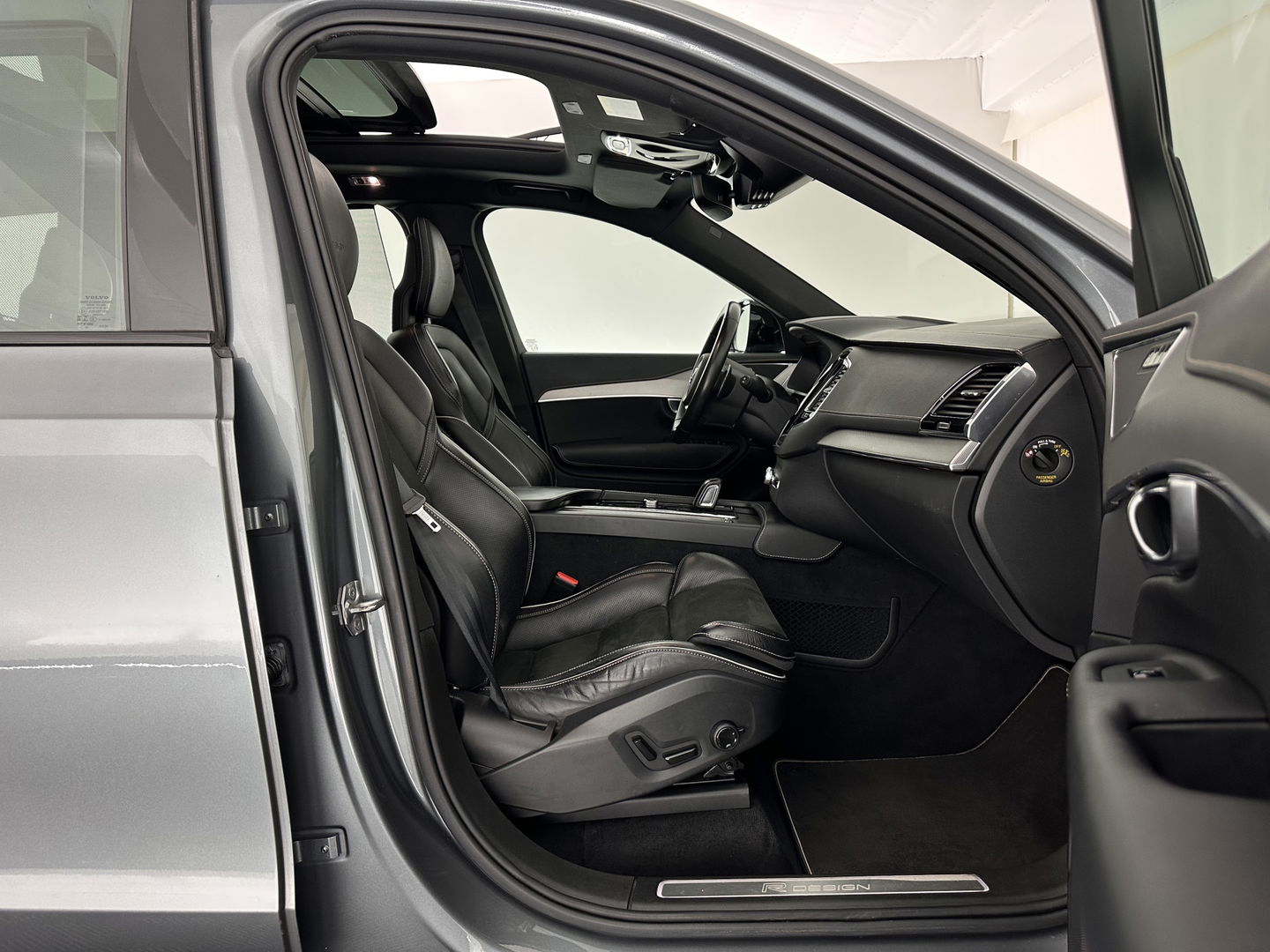 Volvo XC90 2.0 T8 Twin Engine AWD R-Design [ 7-Pers. ] Aut. *PANO | HEAD-UP | LEATHER-MICROFIBRE | FULL-LED | MEMORY-PACK | DIGI-COCKPIT | NAVI-FULLMAP | CARPLAY | ECC | HEATED-COMFORTSEATS | LANE-ASSIST | PDC | TOWBAR | 20"ALU*