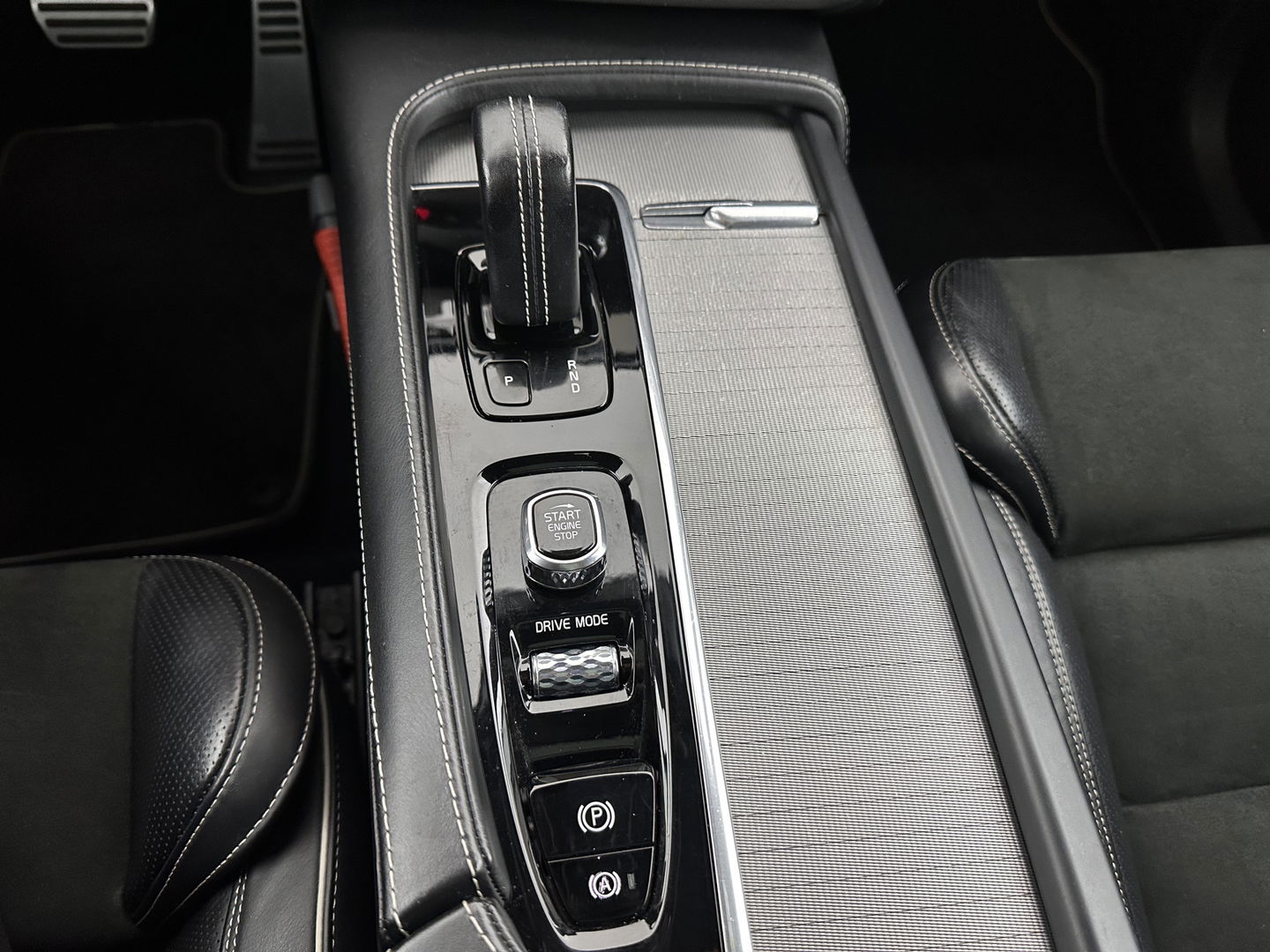 Volvo XC90 2.0 T8 Twin Engine AWD R-Design [ 7-Pers. ] Aut. *PANO | HEAD-UP | LEATHER-MICROFIBRE | FULL-LED | MEMORY-PACK | DIGI-COCKPIT | NAVI-FULLMAP | CARPLAY | ECC | HEATED-COMFORTSEATS | LANE-ASSIST | PDC | TOWBAR | 20"ALU*