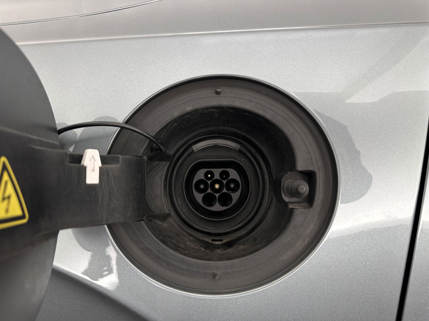 Volvo XC90 2.0 T8 Twin Engine AWD R-Design [ 7-Pers. ] Aut. *PANO | HEAD-UP | LEATHER-MICROFIBRE | FULL-LED | MEMORY-PACK | DIGI-COCKPIT | NAVI-FULLMAP | CARPLAY | ECC | HEATED-COMFORTSEATS | LANE-ASSIST | PDC | TOWBAR | 20"ALU*