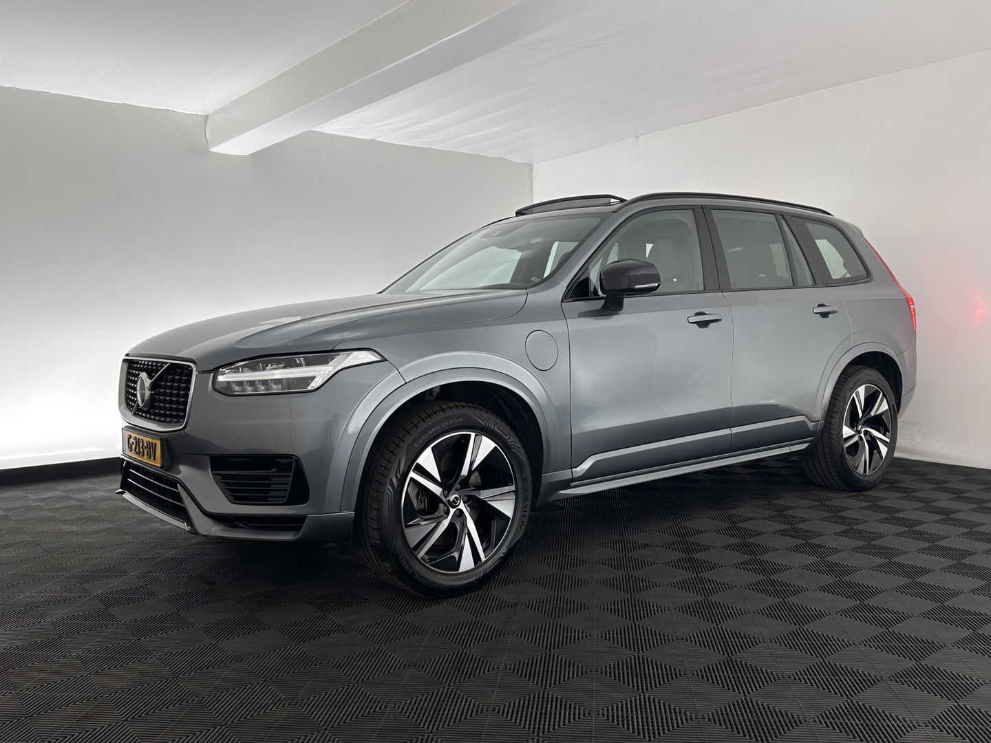 Volvo XC90 2.0 T8 Twin Engine AWD R-Design [ 7-Pers. ] Aut. *PANO | HEAD-UP | LEATHER-MICROFIBRE | FULL-LED | MEMORY-PACK | DIGI-COCKPIT | NAVI-FULLMAP | CARPLAY | ECC | HEATED-COMFORTSEATS | LANE-ASSIST | PDC | TOWBAR | 20"ALU*