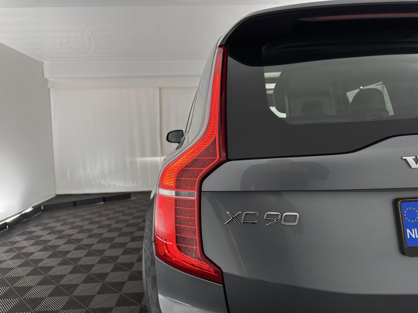 Volvo XC90 2.0 T8 Twin Engine AWD R-Design [ 7-Pers. ] Aut. *PANO | HEAD-UP | LEATHER-MICROFIBRE | FULL-LED | MEMORY-PACK | DIGI-COCKPIT | NAVI-FULLMAP | CARPLAY | ECC | HEATED-COMFORTSEATS | LANE-ASSIST | PDC | TOWBAR | 20"ALU*