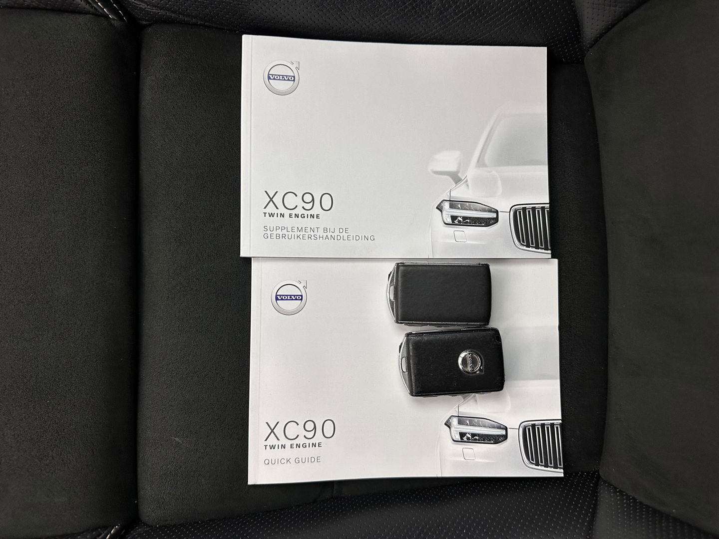 Volvo XC90 2.0 T8 Twin Engine AWD R-Design [ 7-Pers. ] Aut. *PANO | HEAD-UP | LEATHER-MICROFIBRE | FULL-LED | MEMORY-PACK | DIGI-COCKPIT | NAVI-FULLMAP | CARPLAY | ECC | HEATED-COMFORTSEATS | LANE-ASSIST | PDC | TOWBAR | 20"ALU*