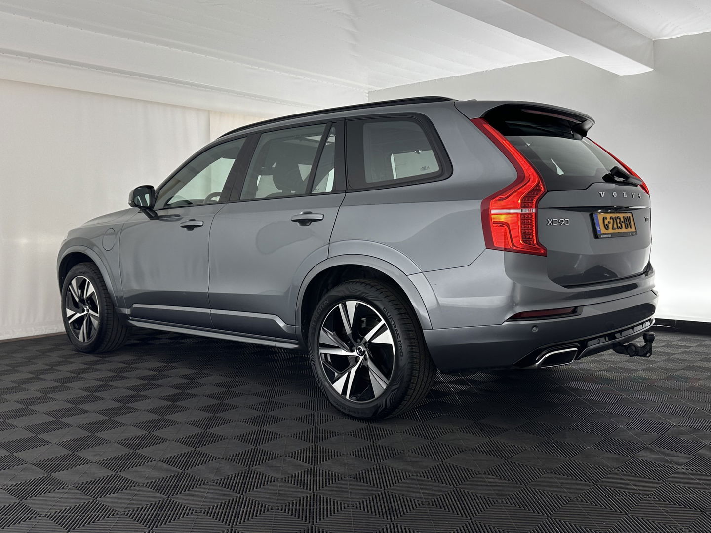 Volvo XC90 2.0 T8 Twin Engine AWD R-Design [ 7-Pers. ] Aut. *PANO | HEAD-UP | LEATHER-MICROFIBRE | FULL-LED | MEMORY-PACK | DIGI-COCKPIT | NAVI-FULLMAP | CARPLAY | ECC | HEATED-COMFORTSEATS | LANE-ASSIST | PDC | TOWBAR | 20"ALU*