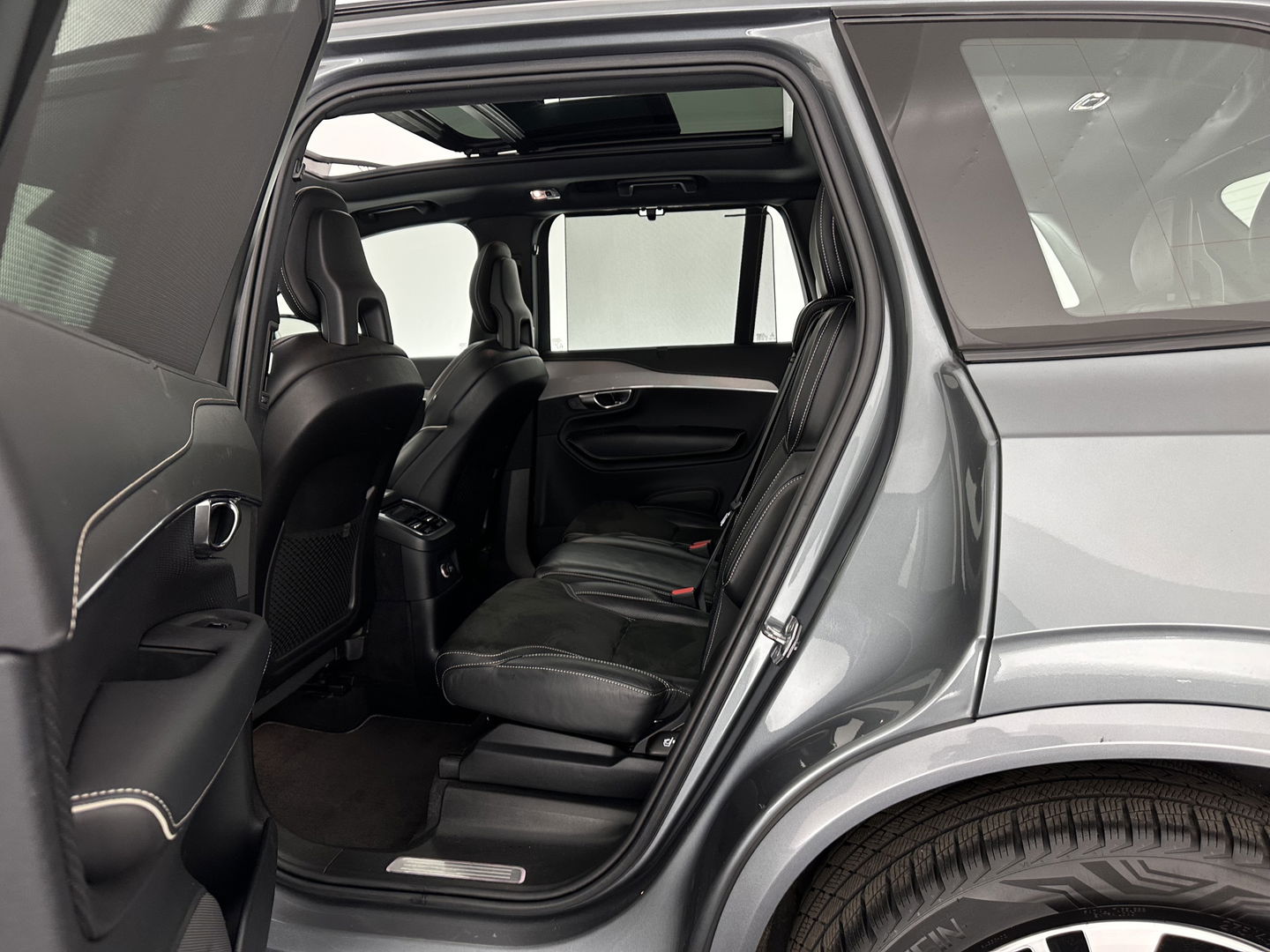 Volvo XC90 2.0 T8 Twin Engine AWD R-Design [ 7-Pers. ] Aut. *PANO | HEAD-UP | LEATHER-MICROFIBRE | FULL-LED | MEMORY-PACK | DIGI-COCKPIT | NAVI-FULLMAP | CARPLAY | ECC | HEATED-COMFORTSEATS | LANE-ASSIST | PDC | TOWBAR | 20"ALU*