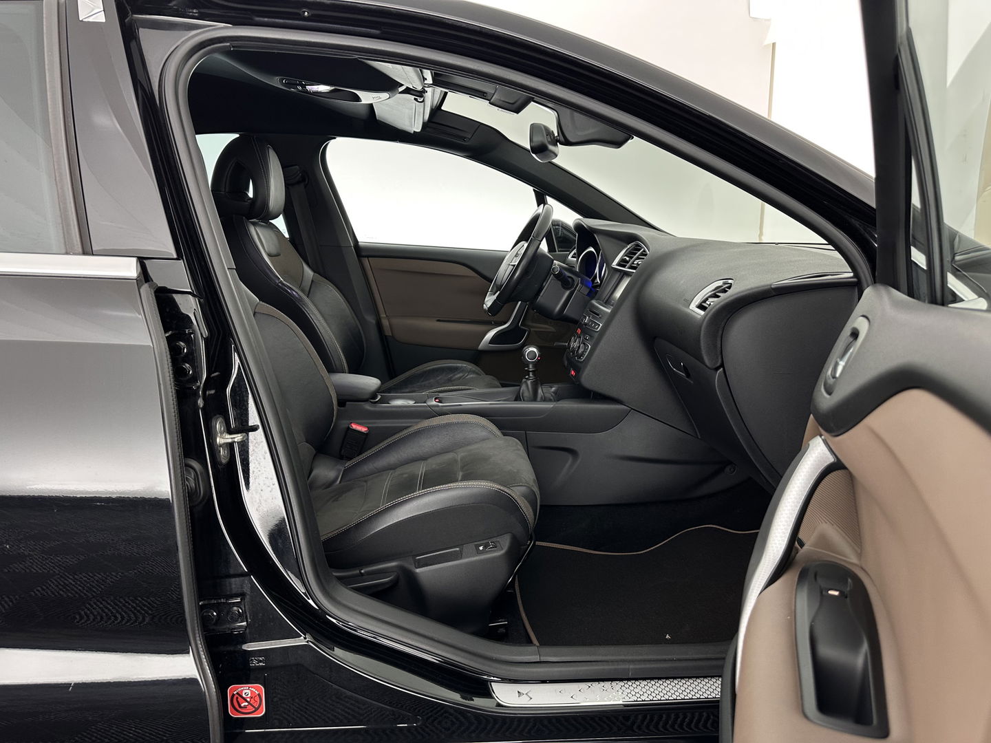 DS DS 4 1.6 BlueHDi Chic *PANO-WINDOW | FULL-LED | LEATHER-MICROFIBRE | HEATED-COMFORTSEATS | NAVI-FULLMAP | DAB | CAMERA | PRIVACY-GLASS | ECC | PDC | CRUISE | TOWBAR | 16''ALU*