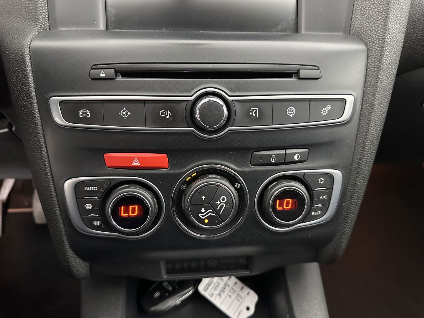 DS DS 4 1.6 BlueHDi Chic *PANO-WINDOW | FULL-LED | LEATHER-MICROFIBRE | HEATED-COMFORTSEATS | NAVI-FULLMAP | DAB | CAMERA | PRIVACY-GLASS | ECC | PDC | CRUISE | TOWBAR | 16''ALU*