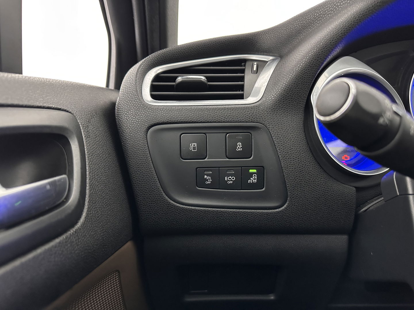 DS DS 4 1.6 BlueHDi Chic *PANO-WINDOW | FULL-LED | LEATHER-MICROFIBRE | HEATED-COMFORTSEATS | NAVI-FULLMAP | DAB | CAMERA | PRIVACY-GLASS | ECC | PDC | CRUISE | TOWBAR | 16''ALU*