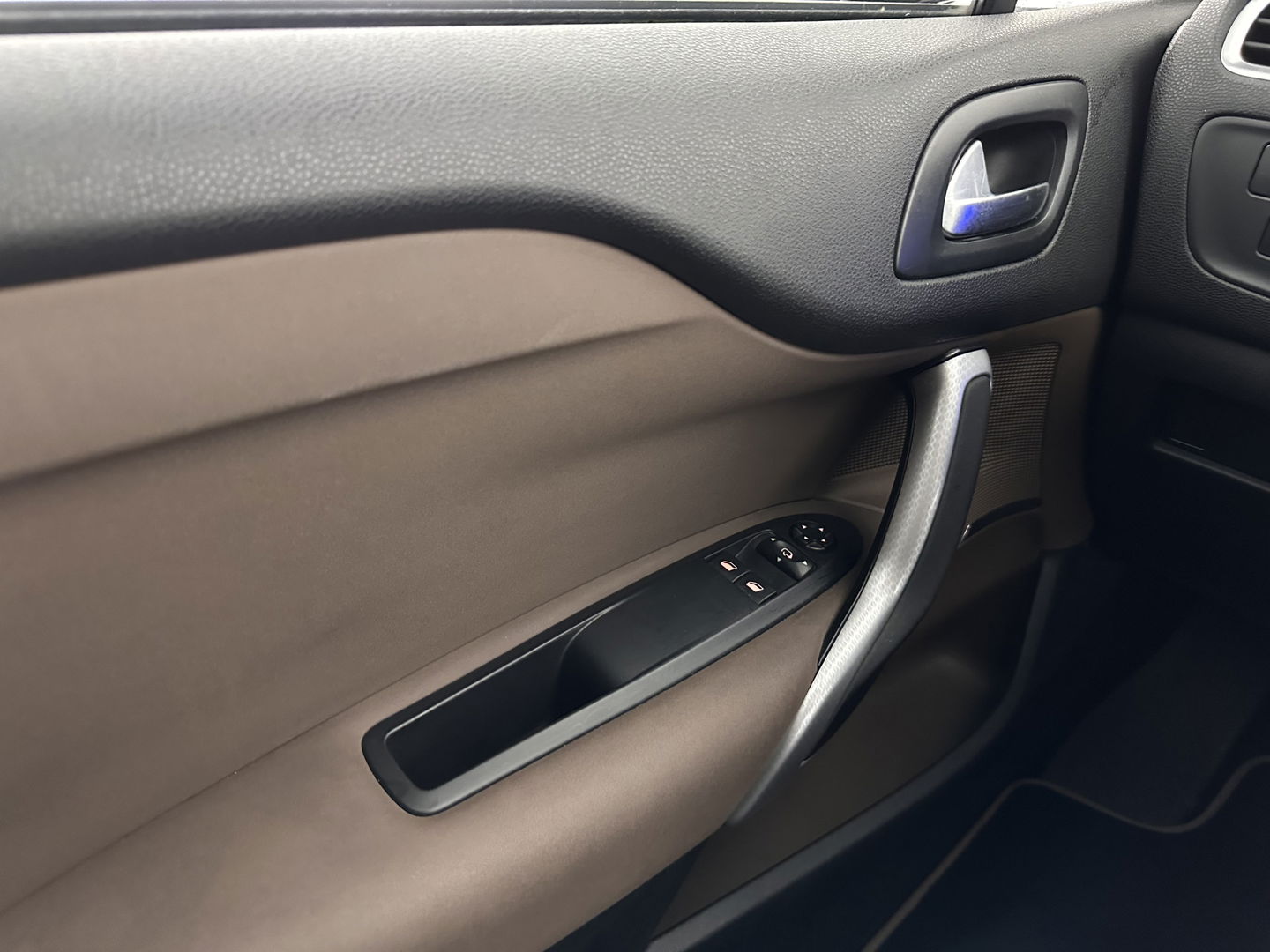 DS DS 4 1.6 BlueHDi Chic *PANO-WINDOW | FULL-LED | LEATHER-MICROFIBRE | HEATED-COMFORTSEATS | NAVI-FULLMAP | DAB | CAMERA | PRIVACY-GLASS | ECC | PDC | CRUISE | TOWBAR | 16''ALU*