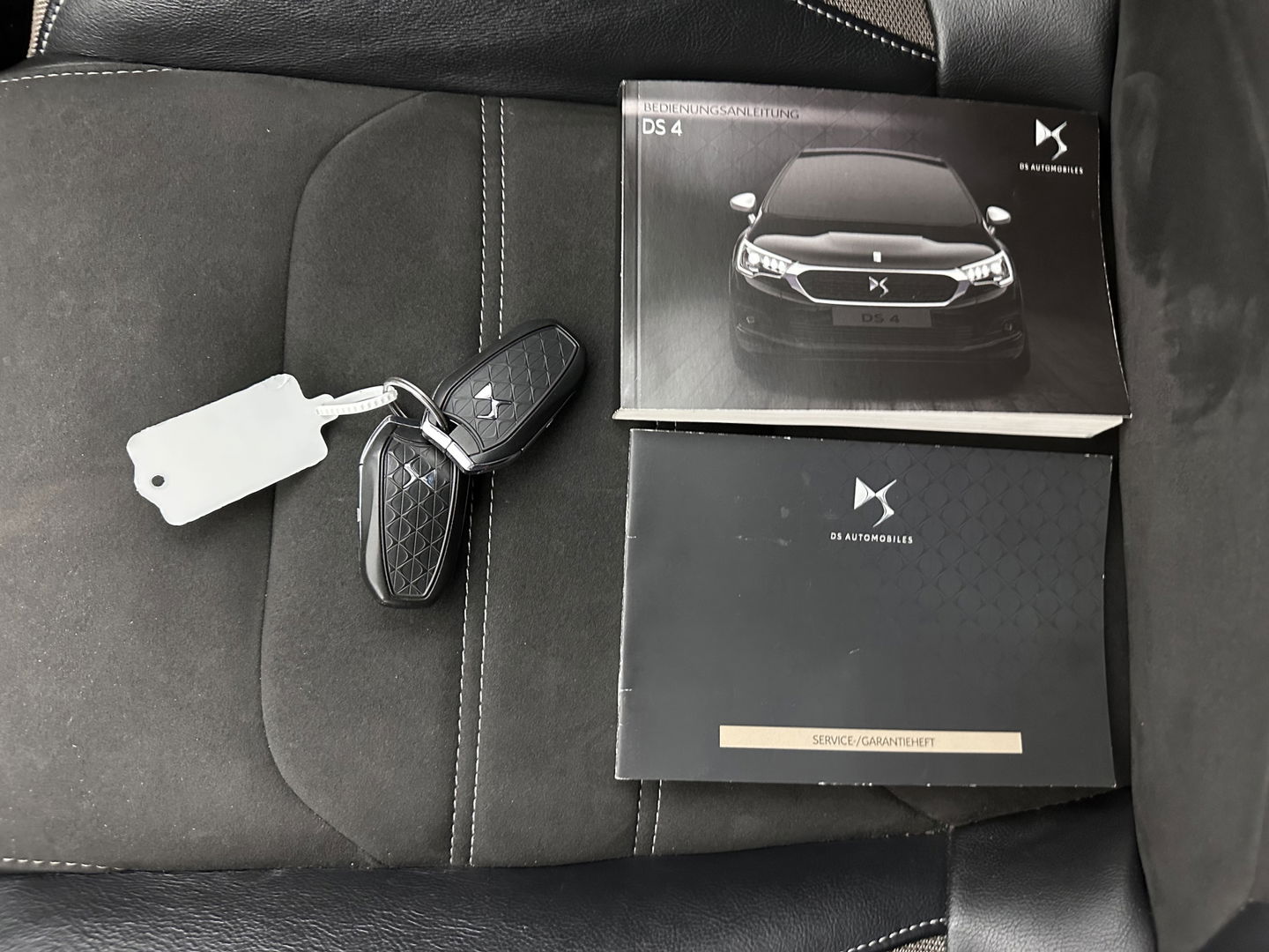 DS DS 4 1.6 BlueHDi Chic *PANO-WINDOW | FULL-LED | LEATHER-MICROFIBRE | HEATED-COMFORTSEATS | NAVI-FULLMAP | DAB | CAMERA | PRIVACY-GLASS | ECC | PDC | CRUISE | TOWBAR | 16''ALU*