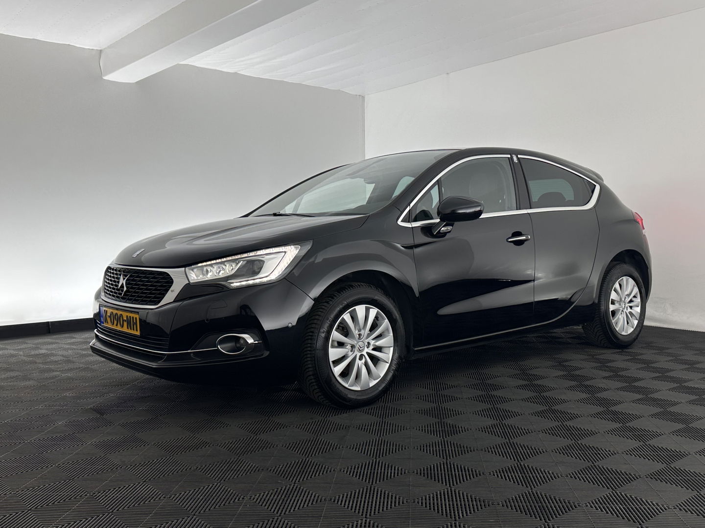 DS DS 4 1.6 BlueHDi Chic *PANO-WINDOW | FULL-LED | LEATHER-MICROFIBRE | HEATED-COMFORTSEATS | NAVI-FULLMAP | DAB | CAMERA | PRIVACY-GLASS | ECC | PDC | CRUISE | TOWBAR | 16''ALU*
