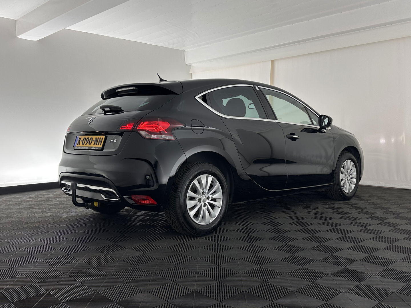 DS DS 4 1.6 BlueHDi Chic *PANO-WINDOW | FULL-LED | LEATHER-MICROFIBRE | HEATED-COMFORTSEATS | NAVI-FULLMAP | DAB | CAMERA | PRIVACY-GLASS | ECC | PDC | CRUISE | TOWBAR | 16''ALU*