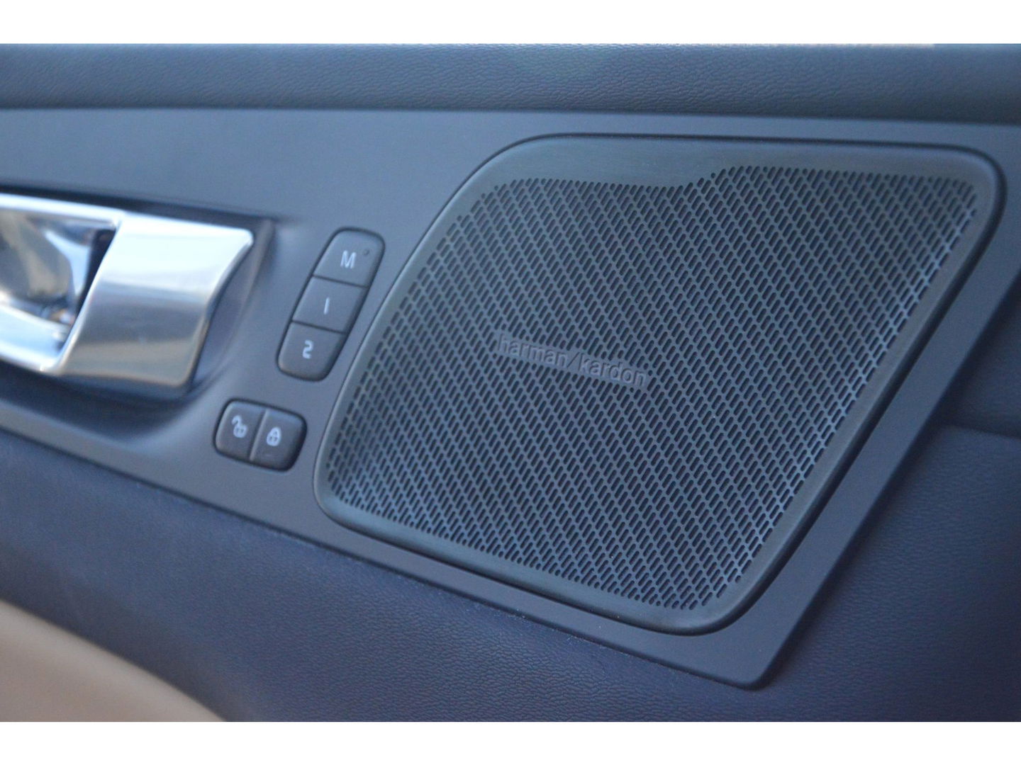 Volvo XC60 T8 Hybride AWD Ultimate Bright | Luchtvering | Massage | Stoel Ventilatie | Head-Up Display | 360° Camera |