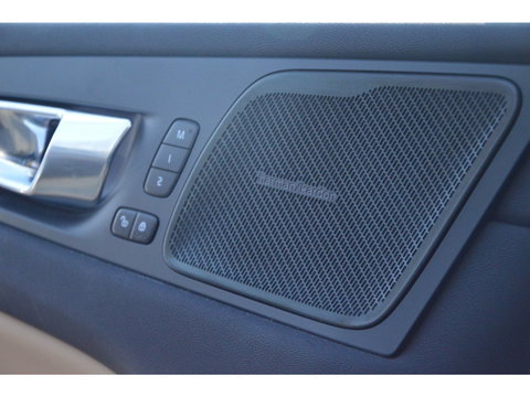 Volvo XC60 T8 Hybride AWD Ultimate Bright | Luchtvering | Massage | Stoel Ventilatie | Head-Up Display | 360° Camera |