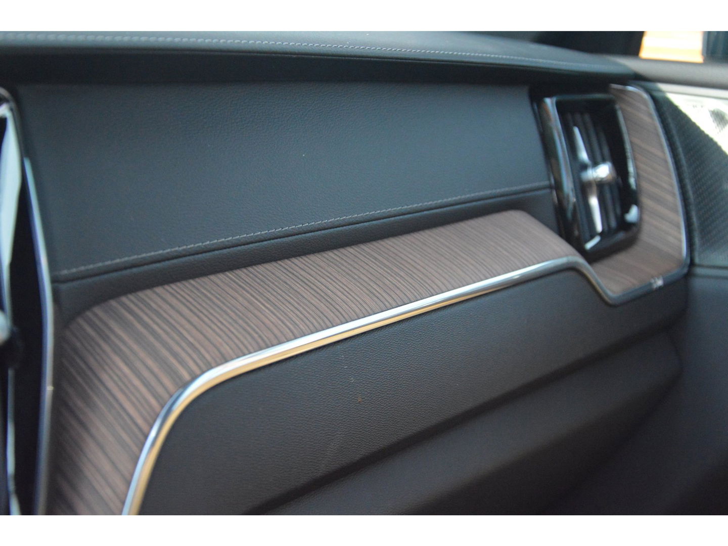 Volvo XC60 T8 Hybride AWD Ultimate Bright | Luchtvering | Massage | Stoel Ventilatie | Head-Up Display | 360° Camera |