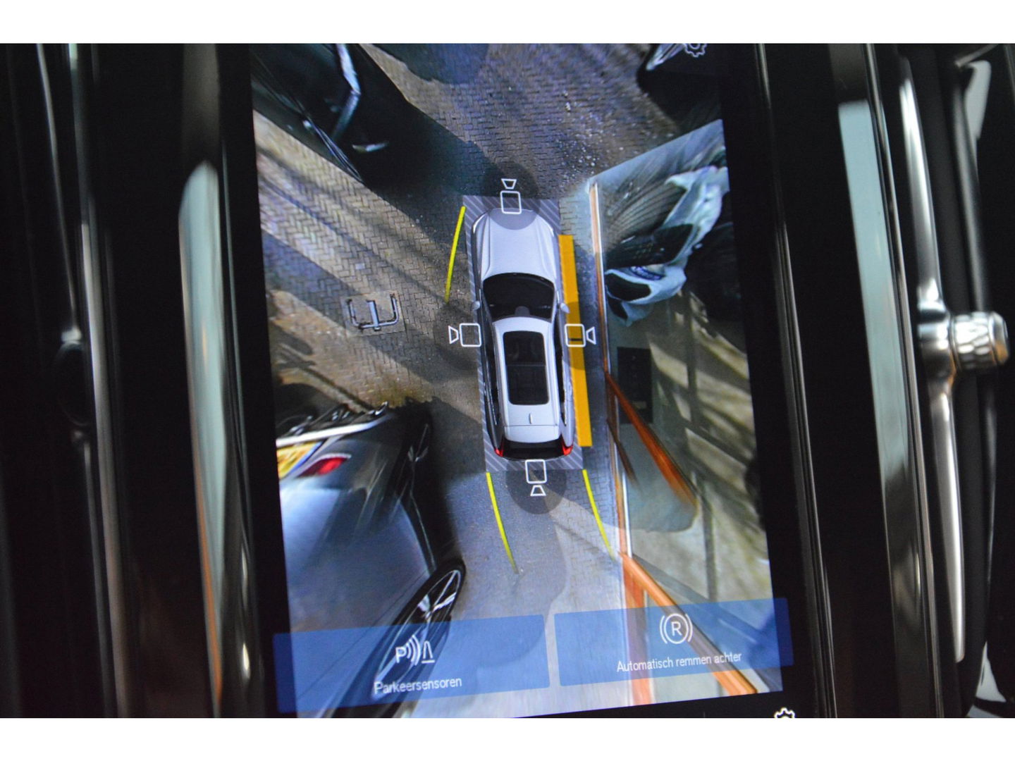 Volvo XC60 T8 Hybride AWD Ultimate Bright | Luchtvering | Massage | Stoel Ventilatie | Head-Up Display | 360° Camera |