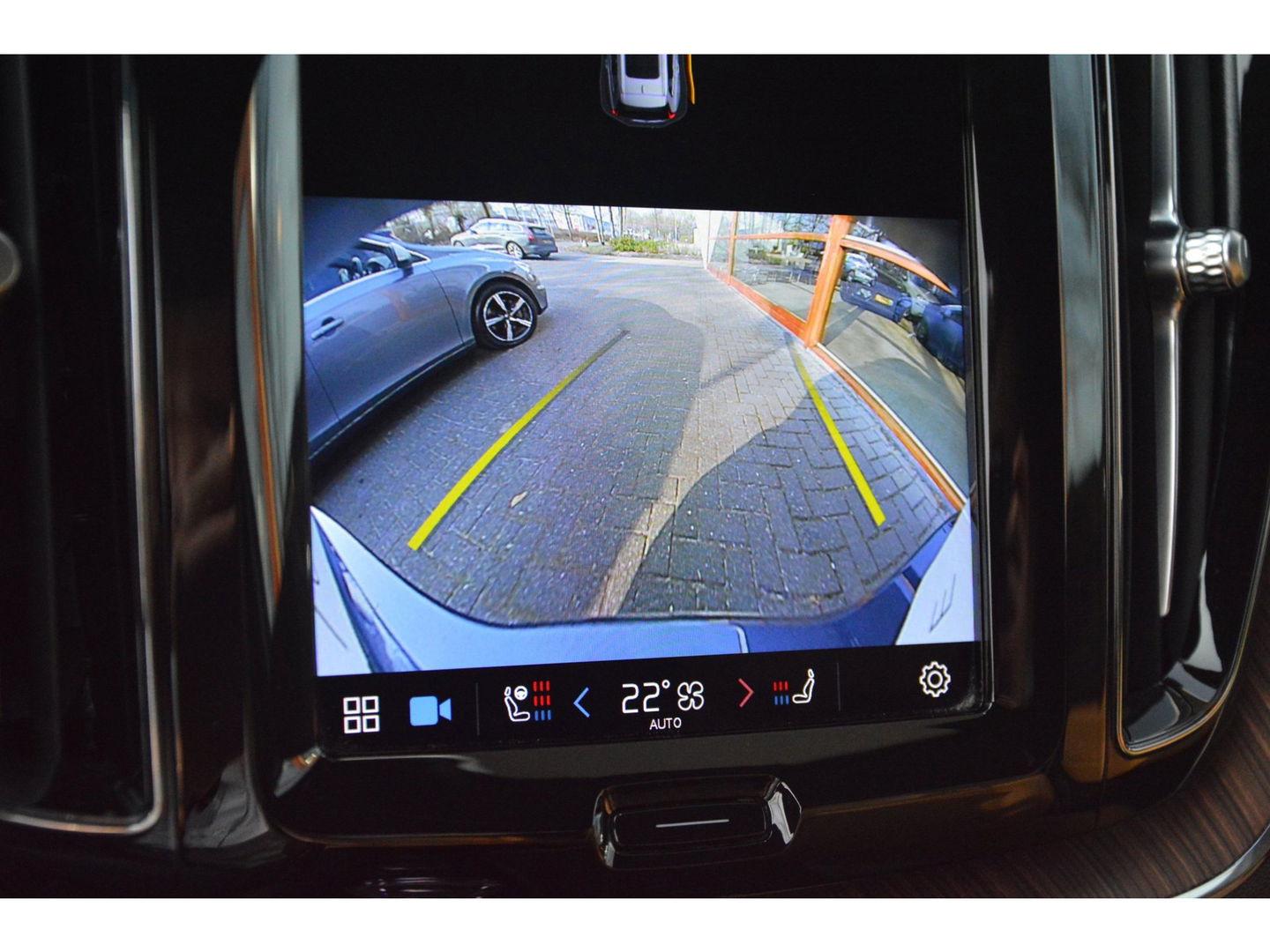 Volvo XC60 T8 Hybride AWD Ultimate Bright | Luchtvering | Massage | Stoel Ventilatie | Head-Up Display | 360° Camera |