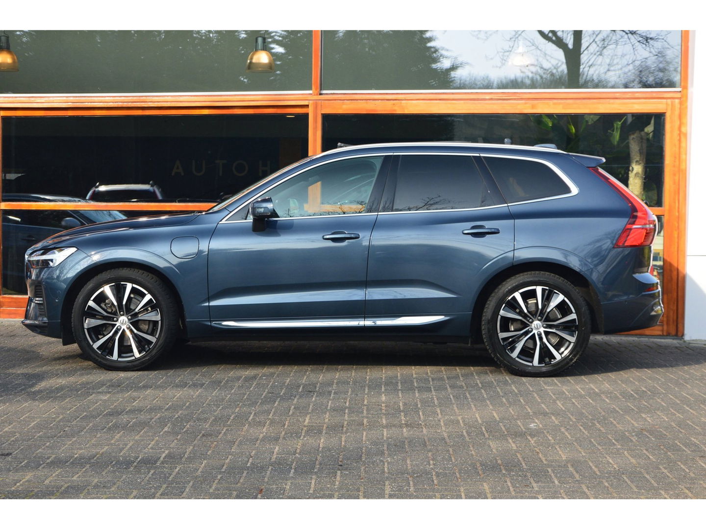Volvo XC60 T8 Hybride AWD Ultimate Bright | Luchtvering | Massage | Stoel Ventilatie | Head-Up Display | 360° Camera |
